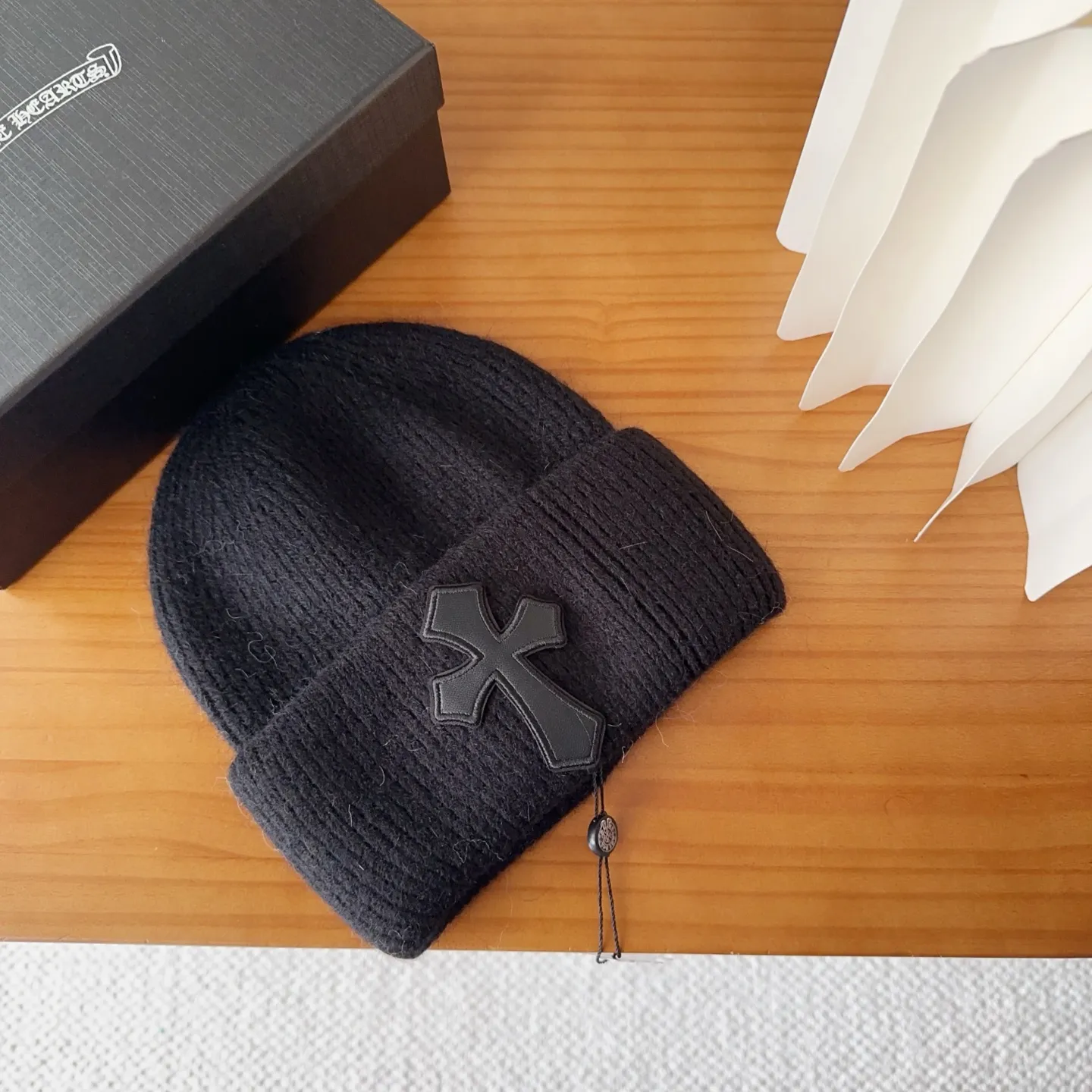💰56 Crow Heart Angora Rabbit Fur Knitted Beanie for Autumn and Winter. This must be a favorite of minimalism. It is clean, neat, fashionable and versatile, and will definitely not be picky about your face shape! A fashionable classic that lasts forever! Fashionable black and white can be purchased together!